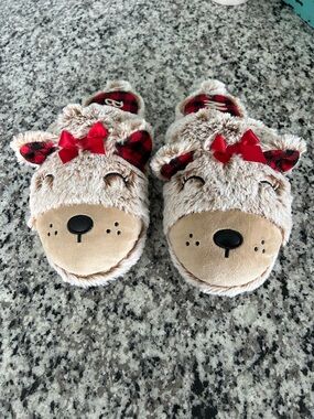 Dearfoams Plush Women’s Slippers in Beige with Red Bows Size 9-10. BNWOT